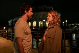 Wingwoman Caro (Chiara Schoras) hadert damit, dass der sympathische Marc (Tom Beck) f&uuml;r sie tabu ist.