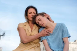 Metzgermeisterin Maria Gissenwehrer (Christine Neubauer) und ihr Neffe Caspar (Valentino Fortuzzi)