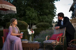 Oliver (Barry Keoghan, r.) ver&auml;ndert sich auf Saltburn, das entgeht auch Elspeth (Rosamund Pike, l.) nicht.