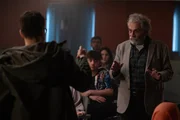 Ikmen (Haluk Bilginer, r.) muss bei einer Versammlung junger Leute zum Gedenken an Gözde den Bombenleger Lokman (Yalim Danisman, l.), Gözdes Bruder, stoppen. Ikmen (Haluk Bilginer, r.) muss bei einer Versammlung junger Leute zum Gedenken an Gözde den Bombenleger Lokman (Yalim Danisman, l.), Gözdes Bruder, stoppen.