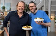 Björn Freitag (l.) mit Philipp Vogel. Der Berliner Restaurant- und Hotel-Chef hat sein Lieblingsgericht aus der Kindheit dabei – Chicorée-Salat mit Ketchup-Dressing. Dazu gibt’s Käse-Falafel – eine Erinnerung an seine Wanderjahre. Björn Freitag (l.) mit Philipp Vogel. Der Berliner Restaurant- und Hotel-Chef hat sein Lieblingsgericht aus der Kindheit dabei – Chicorée-Salat mit Ketchup-Dressing. Dazu gibt’s Käse-Falafel – eine Erinnerung an seine Wanderjahre.