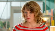 Lou (Eva-Maria Grein von Friedl) ist geschockt: Daniel und Jess planen ein neues Haus direkt neben ihr?