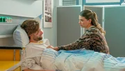 Valerie (Maike Johanna Reuter) weicht nicht von Simons (Thore L&uuml;thje) Krankenbett und organisiert ihm eine romantische Nacht im Krankenhaus.