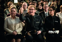 In der Mitte: Theo (Matthias Schweigh&ouml;fer)