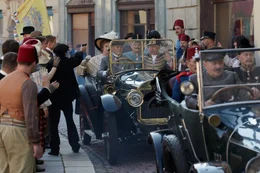 Sarajewo, die Erschie&szlig;ung Franz Ferdinands. Princip (Cerda Roma Alkos) ist der Attent&auml;ter. Sophie Chotek (Monika Keilacker) und Franz Ferdinand (Holger Wei&szlig;gerber) im Wagen.