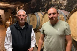 Fr&egrave;re Marie (li.) und &Ouml;nologe Hugo Millet (re.) im Weinkeller der Abtei Notre-Dame de L&eacute;rins auf der &Icirc;le Saint-Honorat, die vor Cannes liegt