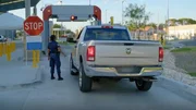Das Fahrzeug wird in die Röntgenanlage gefahren. Erst jetzt beginnt die Durchleuchtung, die verborgene Schmuggelware sichtbar machen kann. Das Fahrzeug wird in die Röntgenanlage gefahren. Erst jetzt beginnt die Durchleuchtung, die verborgene Schmuggelware sichtbar machen kann.