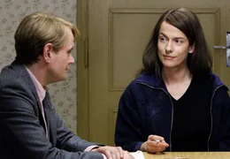 Der junge Stasi-Offizier Jan (Devid Striesow) verh&ouml;rt die Gefangene Bettina (Claudia Michelsen)  im Vernehmungszimmer.