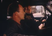 Kendall (Joe Santos, l.) ist hinter dem gleichen Mann her wie MacGyver, doch er arbeitet im Auftrag der Mafia ... Kendall (Joe Santos, l.) ist hinter dem gleichen Mann her wie MacGyver, doch er arbeitet im Auftrag der Mafia ...