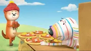 Als Pizzabäcker ist Dylan (r.) ganz schön im Stress, weil eine große Bestellung eingetrudelt ist. Sein Freund Ozzy (l.) hilft ihm dabei, die Zutaten zu besorgen. Die beiden arbeiten konzentriert zusammen, um alles rechtzeitig fertig zu bekommen. Als Pizzabäcker ist Dylan (r.) ganz schön im Stress, weil eine große Bestellung eingetrudelt ist. Sein Freund Ozzy (l.) hilft ihm dabei, die Zutaten zu besorgen. Die beiden arbeiten konzentriert zusammen, um alles rechtzeitig fertig zu bekommen.