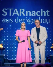 Barbara Schöneberger und Hans Sigl begrüßen nationale sowie internationale Künstlerinnen und Künstler auf der Starnacht-Bühne und verwandeln Rossatzbach in den musikalischen Hotspot der Wachau. (Motiv aus 2025) Barbara Schöneberger und Hans Sigl begrüßen nationale sowie internationale Künstlerinnen und Künstler auf der Starnacht-Bühne und verwandeln Rossatzbach in den musikalischen Hotspot der Wachau. (Motiv aus 2025)