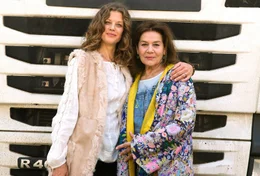 Lilos (Hannelore Elsner, r.) und Caros (Marie B&auml;umer, l.) Beziehung zueinander liegt schon seit Jahren im Argen und besteht nur noch aus Vorw&uuml;rfen, Bevormundungen und verletzten Gef&uuml;hlen. Durch ihre abenteuerlichen Reise aber wird aus Mutter und Tochter wieder eine Familie.