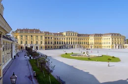Hinter der prachtvollen Fassade des Schlosses verbergen sich viele Geheimnisse.