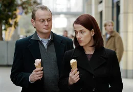 Bettina (Claudia Michelsen) und Jan (Devid Striesow) beim Spaziergang