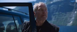 Bent (Bj&oslash;rn Floberg) steigt aus dem Auto.