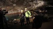 Der Moderator Axel Bulthaupt und sein Filmteam in der Heimkehle. Der Moderator Axel Bulthaupt und sein Filmteam in der Heimkehle.