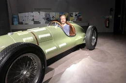 Felix Klieser im Oldtimer: &bdquo;Und ich glaube, in einem Formel-1-Wagen zu sitzen, ist nicht lustig. Ich glaube, das wird die H&ouml;lle auf Erden, wenn du nicht trainiert bist.&ldquo;