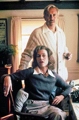 Die amerikanische Autorin Lillian Hellman (Jane Fonda) lebt und arbeitet zusammen mit dem Schriftsteller Dashiell Hammett (Jason Robards).