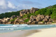Die Seychellen: Bis zum Ende des 18. Jahrhunderts war die Inselgruppe ein vom Menschen unberührtes Paradies inmitten des Indischen Ozeans. Die Seychellen: Bis zum Ende des 18. Jahrhunderts war die Inselgruppe ein vom Menschen unberührtes Paradies inmitten des Indischen Ozeans.