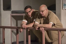Im Gef&auml;ngnis lernt Christian Wolff (Ben Affleck, l.) eine Menge von seinem Mentor Francis Silverberg (Jeffrey Tambor, r.).