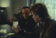 MacGyver (Richard Dean Anderson, r.) soll einen gewissen Simmons aufspüren. Seine Ermittlungen führen ihn in eine Bar, wo er auf den Killer Kendall (Joe Santos, l.) trifft, der sich als dessen Vater ausgibt ... MacGyver (Richard Dean Anderson, r.) soll einen gewissen Simmons aufspüren. Seine Ermittlungen führen ihn in eine Bar, wo er auf den Killer Kendall (Joe Santos, l.) trifft, der sich als dessen Vater ausgibt ...