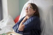 Chloé hat beruflich bereits viel mit Kindern zu tun. Ihre Entscheidung gegen eigene Kinder ist endgültig: Sie lässt sich sterilisieren. Chloé hat beruflich bereits viel mit Kindern zu tun. Ihre Entscheidung gegen eigene Kinder ist endgültig: Sie lässt sich sterilisieren.