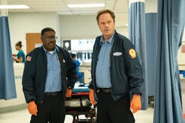 Die Kollegen Randy (Rainn Wilson, r.) und Mike (Lil Rel Howery, l.) nach dem Transport eines Patienten in die Notaufnahme