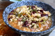 Pistou-Suppe ist eine Spezialität der provenzalischen Küche, die besonders im Spätsommer zubereitet wird. Pistou-Suppe ist eine Spezialität der provenzalischen Küche, die besonders im Spätsommer zubereitet wird.
