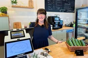 'Mimi' im Gl&uuml;ck. - Seit einem dreiviertel Jahr betreibt Maria Stiller ihr Ladencaf&eacute; im s&auml;chsischen Schwepnitz. Obwohl es einige Herausforderungen gab, hat sie den Entschluss nicht bereut. Im Gegenteil.