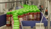 Aus frischen Tomaten entstehen in modernen Produktionsanlagen Soßen, Ketchups und andere Alltagsklassiker. Aus frischen Tomaten entstehen in modernen Produktionsanlagen Soßen, Ketchups und andere Alltagsklassiker.