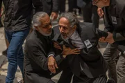 Butler Cem (Ömer Genç, l.) muss seinen Dienstherren und langjährigen Vertrauten, Erol Karagül (Kevork Malikyan, r.), bei der Beerdigung von Erols ermordetem Sohn stützen. Butler Cem (Ömer Genç, l.) muss seinen Dienstherren und langjährigen Vertrauten, Erol Karagül (Kevork Malikyan, r.), bei der Beerdigung von Erols ermordetem Sohn stützen.