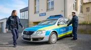 Jana (Barbara Prakopenka, l.) und Moritz (Ferdi &Ouml;zten, r.) stellen fest, dass der Vorderreifen des Einsatzwagens platt ist.