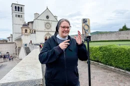 Die Franziskanerin Schwester Ida Vorel postet TikTok-Clips mit Bezug zu ihrem Ordensgr&uuml;nder Franz von Assisi.