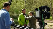 Der Moderator Axel Bulthaupt (Mitte) und sein Filmteam vor der Heimkehle. Der Moderator Axel Bulthaupt (Mitte) und sein Filmteam vor der Heimkehle.
