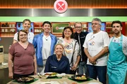 Gruppenfoto von links Kandidaten: Jenny Palme, Anna Guder, Jake Nguyen, Jurorin Zora Klipp, Kandidaten Waltraud Schumann, Moderator Mario Kotaska, Kandidaten Klaus Hochkogler und Robin Lursky