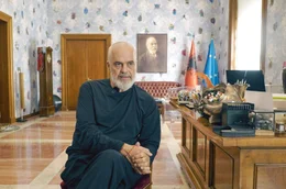 Seit 2013 ist Ministerpr&auml;sident Edi Rama die zentrale Figur in Albaniens Politik. F&uuml;r seinen europ&auml;ischen Kurs zun&auml;chst im Westen gelobt, erf&auml;hrt Rama wegen der Beschneidung von Presse- und Meinungsfreiheit inzwischen starken Gegenwind im eigenen Land.