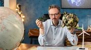 Weltweit toben Kriege, um Grenzen zu verteidigen. Wenn es aber um die planetaren Grenzen geht, wie Artenreichtum, Klima oder unsere Ozeane, dann handeln wir seltener. Dabei wäre ihr Schutz eine sinnvolle Investition in unsere Sicherheit. Kriege wiederum kosten uns nicht nur Menschenleben. Auch die Kosten fürs Klima sind enorm. Mehr zur traurigen Klimabilanz von Kriegen bei „Wissen vor acht - Erde“. Weltweit toben Kriege, um Grenzen zu verteidigen. Wenn es aber um die planetaren Grenzen geht, wie Artenreichtum, Klima oder unsere Ozeane, dann handeln wir seltener. Dabei wäre ihr Schutz eine sinnvolle Investition in unsere Sicherheit. Kriege wiederum kosten uns nicht nur Menschenleben. Auch die Kosten fürs Klima sind enorm. Mehr zur traurigen Klimabilanz von Kriegen bei „Wissen vor acht - Erde“.