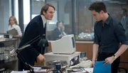 Freunde und Konkurrenten: das aufstrebende Reporterteam David Burger (Alexander Fehling) und Olaf Nissen (Fabian Hinrichs, li.) sind im Fall Barschel nicht immer einer Meinung.
