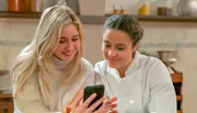 Toni (l. Sarah Buchholzer) fotografiert Ellie (r. Kim Biebow) f&uuml;r eine Werbekampagne im Carlas. Dabei knistert es immer mehr zwischen den beiden Frauen.