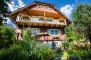 Bergsteiger-Legende Leo Schlömmer mit den Bergsteigern Roman Mayerl und Michael Perhab vor seinem Haus in Ramsau am Dachstein während des Drehs für die ServusTV-Serie "Bergwelten" am 4. September 2023, Ramsau am Dachstein, Steiermark, Österreich Bergsteiger-Legende Leo Schlömmer mit den Bergsteigern Roman Mayerl und Michael Perhab vor seinem Haus in Ramsau am Dachstein während des Drehs für die ServusTV-Serie "Bergwelten" am 4. September 2023, Ramsau am Dachstein, Steiermark, Österreich