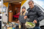 Matthias Steiner, Regina Halmich und Sven Martinek unterstützen Zora Klipp bei den Vorbereitungen für das erste gemeinsame Abendessen. Matthias Steiner, Regina Halmich und Sven Martinek unterstützen Zora Klipp bei den Vorbereitungen für das erste gemeinsame Abendessen.