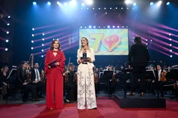 Teresa Vogl und Lilian Klebow mit Dirigent Christian Kolonovits. Das ORF Radio-Symphonieorchester mit Dirigent Christian Kolonovits.