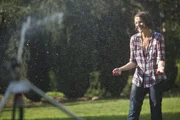 Jeanine (Tanja Wedhorn) gerät im Garten von Marc beim unerlaubten Brombeerpflücken unter den Rasensprenger. Jeanine (Tanja Wedhorn) gerät im Garten von Marc beim unerlaubten Brombeerpflücken unter den Rasensprenger.