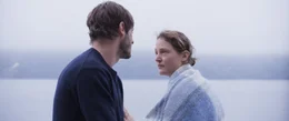 Mathieu (Gaspard Ulliel) und H&eacute;l&egrave;ne (Vicky Krieps) unterhalten sich drau&szlig;en.