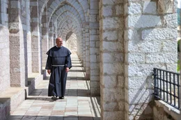 Der Franziskanerbruder Thomas Freidel im ber&uuml;hmten Franziskanerkloster Sacro Convento in Assisi in der italienischen Region Umbrien