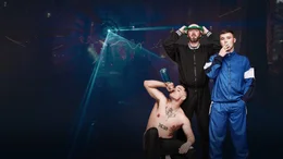 Wegen ihrer provokanten Songtexte und Auftritte bekommt das nordirische Rap-Trio Kneecap schnell Probleme mit den Beh&ouml;rden. Von links: M&oacute;gla&iacute; Bap (Naoise &Oacute; Caireall&aacute;in), DJ Pr&oacute;va&iacute; (JJ &Oacute; Dochartaigh), Mo Chara (Liam &Oacute;g &Oacute; Hannaidh)