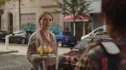 Auf dem Flohmarkt der Kita stellt Patrizia (Anna Br&uuml;ggemann, l.) fest, dass Mara Sommer (Pina Bergemann, r.) nicht die Person ist, f&uuml;r die sie sich ausgibt.