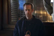 Jimmy Addison (Ted Rooney) wird beschuldigt, vor neun Jahren ein Mädchen entführt zu haben, doch der Verdächtige scheint selbst Opfer zu sein ... Jimmy Addison (Ted Rooney) wird beschuldigt, vor neun Jahren ein Mädchen entführt zu haben, doch der Verdächtige scheint selbst Opfer zu sein ...