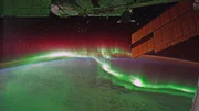 An den Polen der Erde entstehen bunte Lichtphänomene, sogenannte Polarlichter, durch den Sonnenwind. An den Polen der Erde entstehen bunte Lichtphänomene, sogenannte Polarlichter, durch den Sonnenwind.