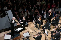 Das LUCERNE FESTIVAL ORCHESTRA unter der Leitung von Paavo J&auml;rvi. Am Klavier Maria Jo&atilde;o Pires.